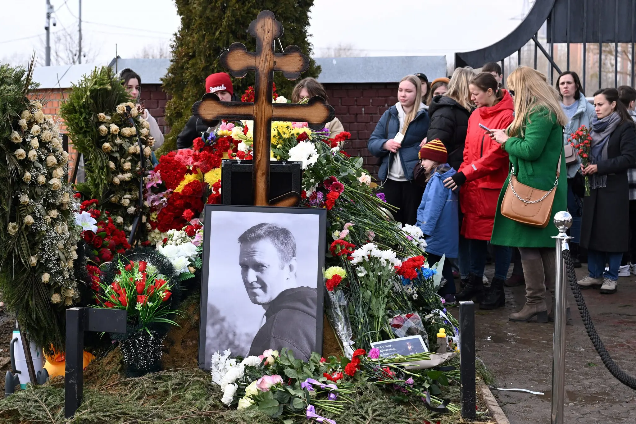 Могила російського дисидента Олексія Навального, який розглядався в рамках обміну в’язнями, але який помер у лютому до того, як вдалося укласти угоду.